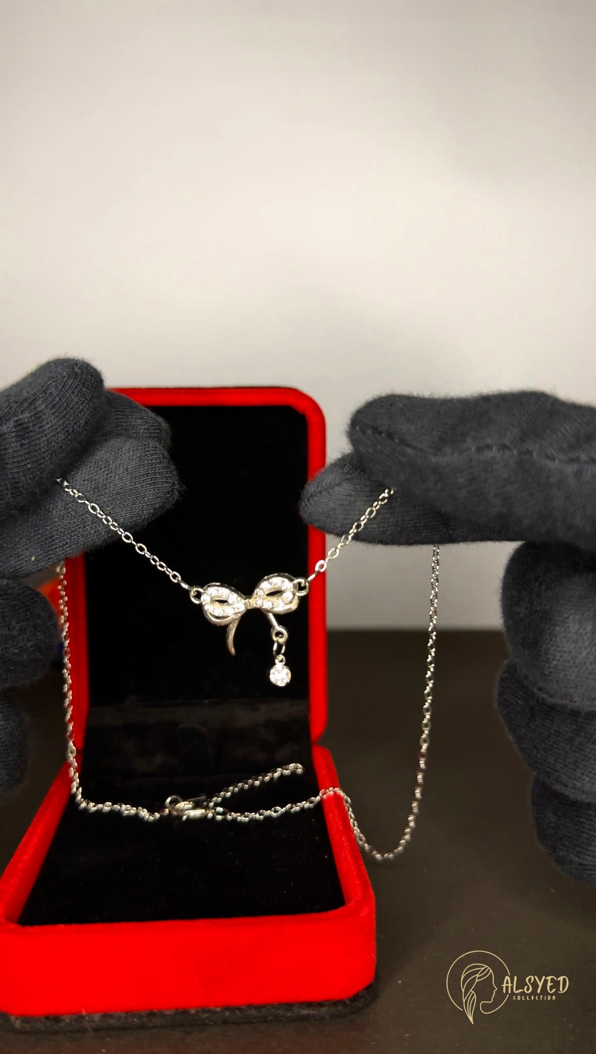 Elegant Shine – Minimalist Lightweight Bow Shape Necklace